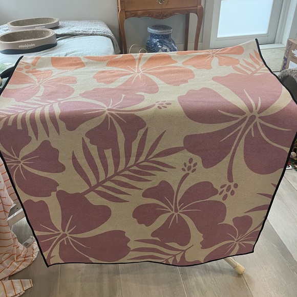 Maui Jim Hawaiian floral, sunset colors, Microfiber, Quick Dry - Picture 6 of 8